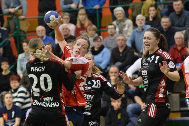 Anika Leppert (SG H2Ku Herrenberg) am Ball, Perta Nagy (BSV Sachsen Zwickau) li. und Katarina Pavlovic (BSV Sachsen Zwickau) re., BSV Sachsen Zwickau vs. SG H2Ku Herrenberg, 2. Handball-Bundesliga, Frauen, 03.03.2018, Zwickau Copyright: xEIBNER BertxHarzerx EP_BHR