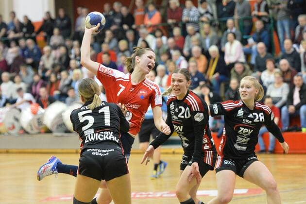 Sulamith Klein (SG H2Ku Herrenberg) am Ball, Christina Zuber (BSV Sachsen Zwickau) li., Perta Nagy (BSV Sachsen Zwickau) Mitte und Alisa Pester (BSV Sachsen Zwickau) re., BSV Sachsen Zwickau vs. SG H2Ku Herrenberg, 2. Handball-Bundesliga, Frauen, 03.03.2018, Zwickau Copyright: xEIBNER BertxHarzerx EP_BHR