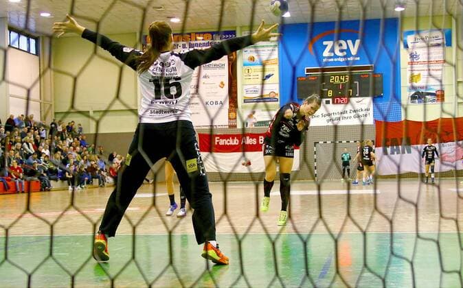Siebenmeter durch Jenny Choinowski (Zwickau) , vorn Torhüterin Dora Elbert (Herrenberg) Handball Frauen 2.Liga 2017 18 BSV Sachsen Zwickau - SH H2Ku Herrenberg am 3.3.2018 BSV Sachsen Zwickau - SG H2Ku Herrenberg