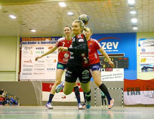 Torwurf von Stefanie Hopp (Zwickau) Handball Frauen 2.Liga 2017 18 BSV Sachsen Zwickau - SH H2Ku Herrenberg am 3.3.2018 BSV Sachsen Zwickau - SG H2Ku Herrenberg
