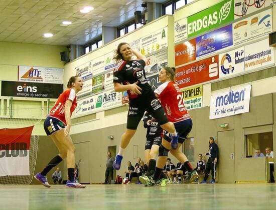 Torwurf von Katarina Pavlovic (Zwickau) , dahinter Sulamith Klein (Herrenberg) und Anika Leppert (Herrenberg) Handball Frauen 2.Liga 2017 18 BSV Sachsen Zwickau - SH H2Ku Herrenberg am 3.3.2018 BSV Sachsen Zwickau - SG H2Ku Herrenberg