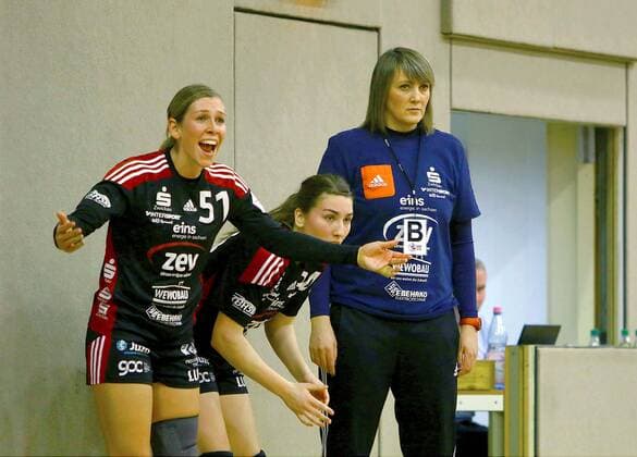 Christina Zuber (Zwickau) , Laura Majer (Zwickau) und Trainerin Corina Cupcea (Zwickau, v.l.) Handball Frauen 2.Liga 2017 18 BSV Sachsen Zwickau - SH H2Ku Herrenberg am 3.3.2018 BSV Sachsen Zwickau - SG H2Ku Herrenberg