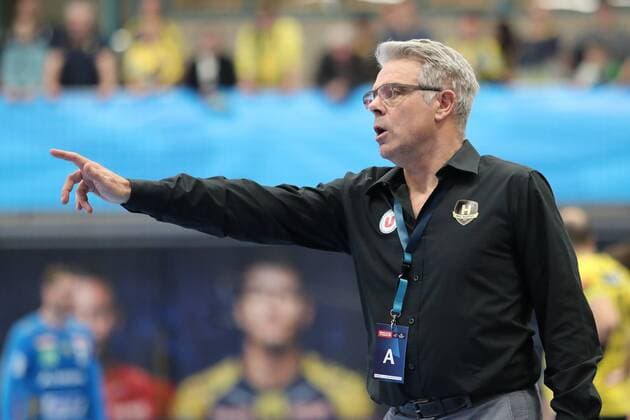Thierry Anti (Trainer, Cheftrainer, HBC Nantes), gibt Anweisungen, gestikuliert, mit den Armen gestikulieren, gives instructions, gesticulate, Einzelbild, Aktion, Action, Handball, Champions League, Rhein-Neckar Löwen - HBC Nantes,