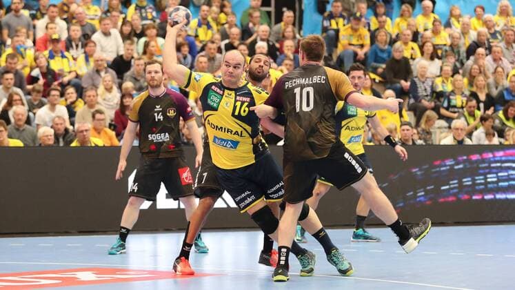 v.li.: Rafael Baena Gonzalez (RNL, 16), Nicolas Claire (HBC, 7), Dragan Pechmalbec (HBC, 10), Zweikampf, Spielszene, Duell, duel, tackle, tackling, Dynamik, Action, Aktion, Handball, Champions League, Rhein-Neckar Löwen - HBC Nantes,
