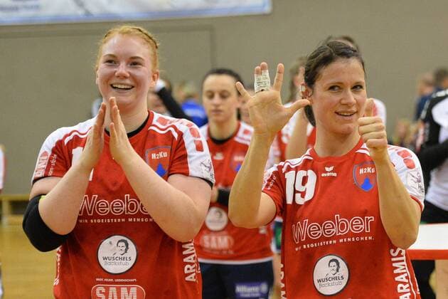 Kerstin Foth (SG H2Ku Herrenberg) li. und Lisa Gebhard (SG H2Ku Herrenberg) re.,bejubeln mit den mitgereisten Fans den Punktgewinn, BSV Sachsen Zwickau vs. SG H2Ku Herrenberg, 2. Handball-Bundesliga, Frauen, 03.03.2018, Zwickau Copyright: xEIBNER BertxHarzerx EP_BHR