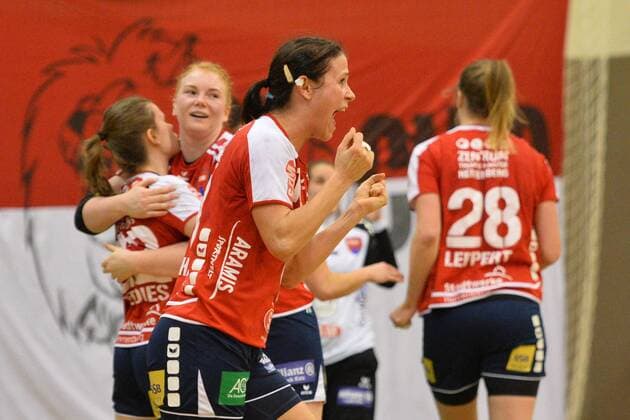 Mannschaft der SG H2Ku Herrenberg bejubelt den Punktgewinn, Lisa Gebhard (SG H2Ku Herrenberg) vorn, BSV Sachsen Zwickau vs. SG H2Ku Herrenberg, 2. Handball-Bundesliga, Frauen, 03.03.2018, Zwickau Copyright: xEIBNER BertxHarzerx EP_BHR