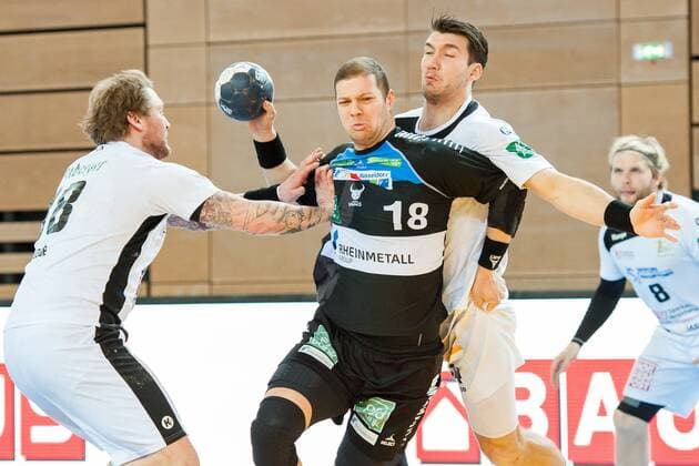 Teo Coric (Nr.18, Vikings) versucht sich gegen Roman Becvár (Nr.33, Elbflorenz) durchzusetzen HC Rhein Vikings vs. HC Elbflorenz Dresden, Handball, 2. Bundesliga, 03.03.18 Düsseldorf NRW Deutschland Castello