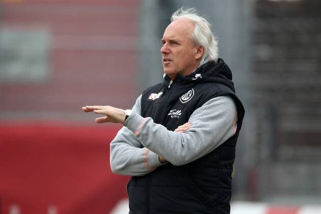 v.li.: Trainer Peter Vollmann (VfR Aalen) gibt Anweisungen, gestikuliert, mit den Armen gestikulieren, gives instructions, gesticulate, Fussball, 3. Liga, FC Würzburger Kickers - VfR Aalen,