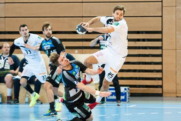 Sebastian Greß (Nr.25, Elbflorenz) beim Wurf. Felix Handschke (Nr.22, Vikings) kann ihn in dieser Szene nicht stoppen und geht zu Boden HC Rhein Vikings vs. HC Elbflorenz Dresden, Handball, 2. Bundesliga, 03.03.18 Düsseldorf NRW Deutschland Castello