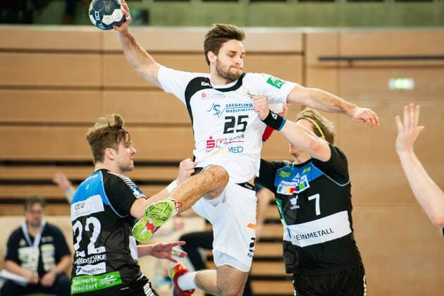 Sebastian Greß (Nr.25, Elbflorenz) wirft auf das Tor. Dennis Aust (Nr.7, Vikings) und Felix Handschke (Nr.22, Vikings) können nicht entscheiden eingreifen HC Rhein Vikings vs. HC Elbflorenz Dresden, Handball, 2. Bundesliga, 03.03.18 Düsseldorf NRW Deutschland Castello