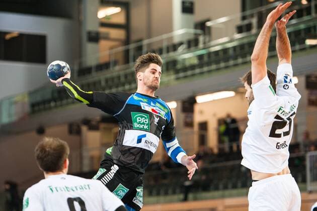 Alexander Oelze (Nr.29, Vikings) in Aktion. Sebastian Greß (Nr.25, Elbflorenz) hebt die Arme und versucht den Wurf abzuwehren HC Rhein Vikings vs. HC Elbflorenz Dresden, Handball, 2. Bundesliga, 03.03.18 Düsseldorf NRW Deutschland Castello