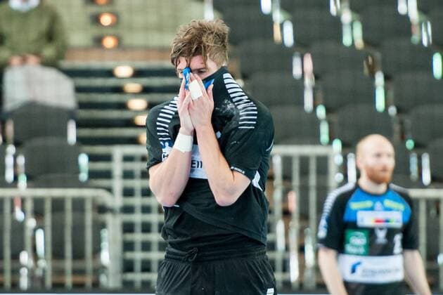 Felix Handschke (Nr.22, Vikings) erhält eine Zeitstrafe und versteckt seinen Ärger unter dem Trikot HC Rhein Vikings vs. HC Elbflorenz Dresden, Handball, 2. Bundesliga, 03.03.18 Düsseldorf NRW Deutschland Castello