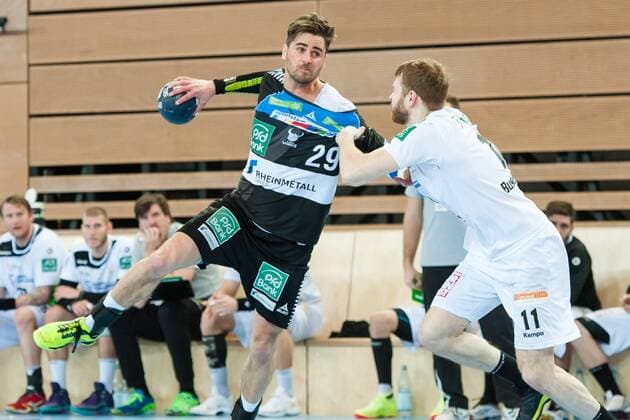 Alexander Oelze (Nr.29, Vikings) versucht sich gegen Arseniy Buschmann (Nr.11, Elbflorenz) durchzusetzen HC Rhein Vikings vs. HC Elbflorenz Dresden, Handball, 2. Bundesliga, 03.03.18 Düsseldorf NRW Deutschland Castello