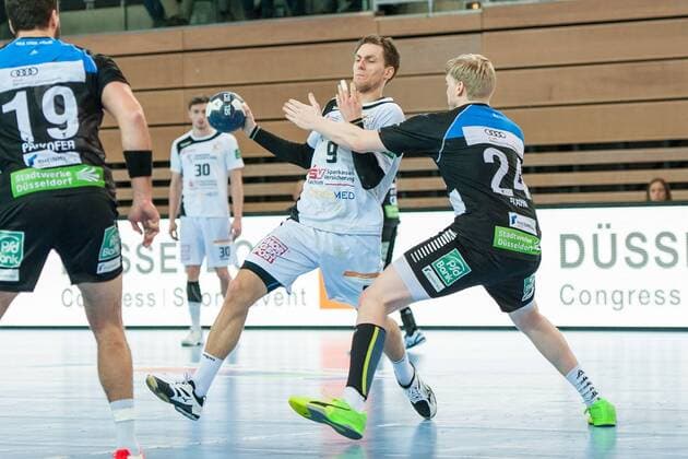 Julius Dierberg (Nr.9, Elbflorenz) in Aktion. Thomas Bahn (Nr.24, Vikings) versucht den Angriff abzuwehren HC Rhein Vikings vs. HC Elbflorenz Dresden, Handball, 2. Bundesliga, 03.03.18 Düsseldorf NRW Deutschland Castello