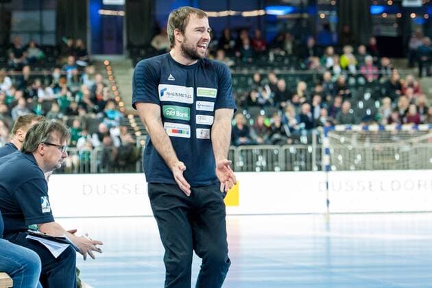 Ceven Klatt (Trainer, Vikings) ist mit der Schiedsrichterentscheidung nicht einverstanden HC Rhein Vikings vs. HC Elbflorenz Dresden, Handball, 2. Bundesliga, 03.03.18 Düsseldorf NRW Deutschland Castello