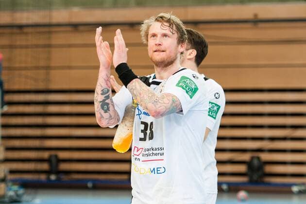 Henning Quade (Nr.38, Elbflorenz) appladiert den mitgereisten Fans nach dem Spiel HC Rhein Vikings vs. HC Elbflorenz Dresden, Handball, 2. Bundesliga, 03.03.18 Düsseldorf NRW Deutschland Castello
