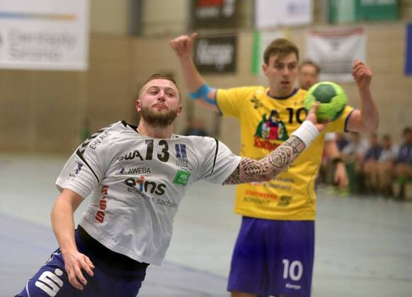 2.HBL HSG Konstanz - EHV Aue 33:27.Mindaugas Dumcius (AUE) beim Wurf,rechts Tom Wolf (KON). Konstanz Copyright: xPeterxPisax Eibner-Pressefotox EP_ppa