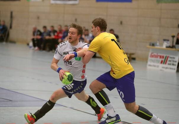2.HBL HSG Konstanz - EHV Aue 33:27. Eric Meinhardt (AUE) links gegen Tom Wolf (KON). Konstanz Copyright: xPeterxPisax Eibner-Pressefotox EP_ppa