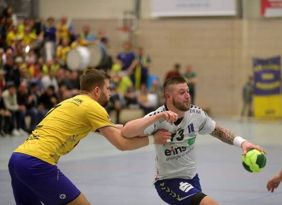 2.HBL HSG Konstanz - EHV Aue 33:27. Rechts Mindaugas Dumcius (AUE) rechts gegen Mathias Riedel (KON) . Konstanz Copyright: xPeterxPisax Eibner-Pressefotox EP_ppa