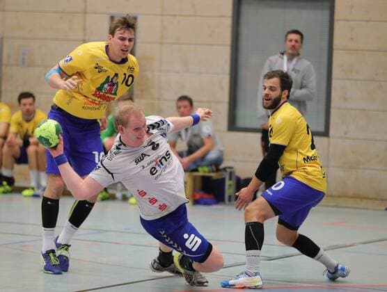 2.HBL HSG Konstanz - EHV Aue 33:27.Bengt Bornhorn (AUE) beim Wurf, rechts Fabian Maier-Hasselmann (KON) und Tom Wolf (KON). Konstanz Copyright: xPeterxPisax Eibner-Pressefotox EP_ppa