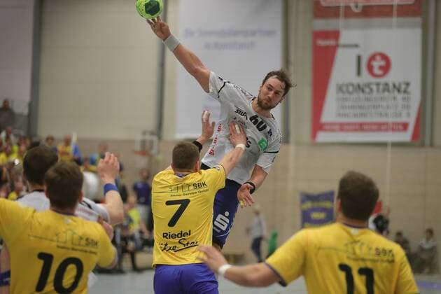 2.HBL HSG Konstanz - EHV Aue 33:27.Marc Pechstein (AUE) beim Wurf, Mathias Riedel (KON) 7. Konstanz Copyright: xPeterxPisax Eibner-Pressefotox EP_ppa