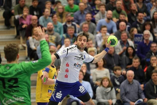 2.HBL HSG Konstanz - EHV Aue 33:27. Jan Faith (AUE) rechts beim Wurf, gegen Konstantin Poltrum (Torhueter, KON) Konstanz Copyright: xPeterxPisax Eibner-Pressefotox EP_ppa