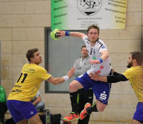 2.HBL HSG Konstanz - EHV Aue 33:27. Eric Meinhardt (AUE) mitte gegen Michael Oehler (KON) links und Fabian Maier-Hasselmann (KON) Konstanz Copyright: xPeterxPisax Eibner-Pressefotox EP_ppa