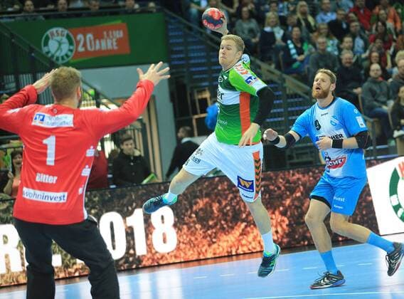 04.03, xfgx, Handball DHB-Pokal 1 4 Finale, HSG Wetzlar - TVB Stuttgart, emspor, v.l. Nr.1 Johannes Bitter (TVB Stuttgart), Nr.66 Anton Lindskog (HSG Wetzlar), Nr.9 Manuel Späth (TVB Stuttgart) Wetzlar