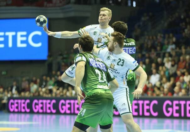 04.03.2018, xcsx, Handball EHF Pokal, SC Magdeburg - Tatran Presov, emspor, v.l. Michal Kasal (Tatran Presov) am Ball, Pass Magdeburg