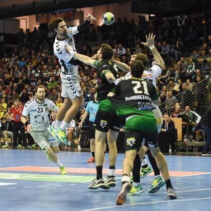 Handball, Herren, EHF-Pokal, Saison 2017 18, Gruppe B, Füchse Berlin - Helvetia Anaitasuna, Fabian Wiede (Nr. 3, Füchse Berlin), Cristian Martinez (Nr. 5, Helvetia Anaitasuna), Johan Koch (Nr. 77, Füchse Berlin), Mikel Aguirrezabalaga (Nr. 21, Helvetia Anaitasuna), 04.03.18, Copyright: xMichaelxHundtx xMatthiasxKochx