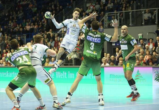 04.03.2018, xcsx, Handball EHF Pokal, SC Magdeburg - Tatran Presov, emspor, v.l. Janus Lapajne (Tatran Presov) pass auf Igor Chupryna (Tatran Presov), Christian O Sullivan (SC Magdeburg), Piotr Chrapkowski (SC Magdeburg) Abwehr, defense Magdeburg