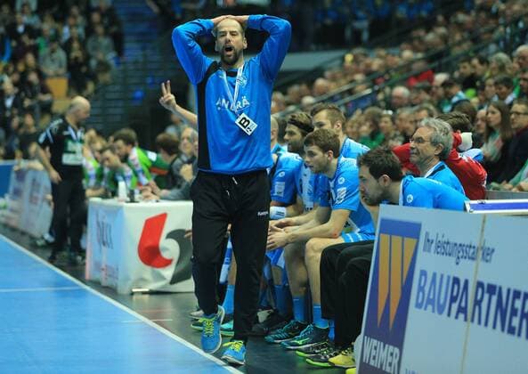 04.03, xfgx, Handball DHB-Pokal 1 4 Finale, HSG Wetzlar - TVB Stuttgart, emspor, v.l. Nicht einverstanden mit einer Entscheidung: Jürgen Schweikhardt (TVB Stuttgart) Wetzlar