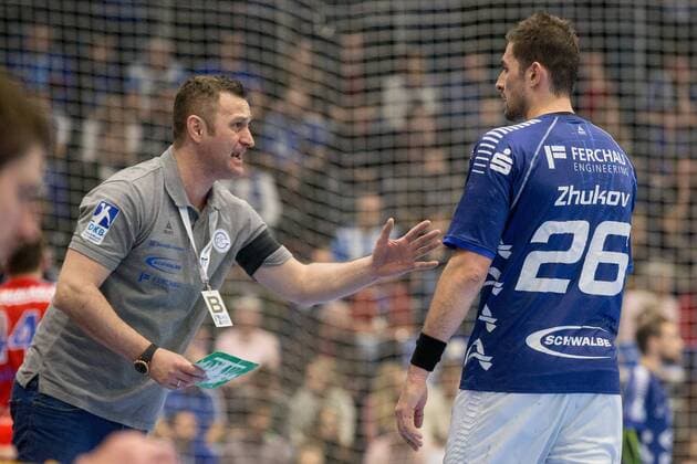 Denis Bahtijarevic (Trainer, VfL Gummersbach) gestikuliert heftig während er mit Stanislav Zuhkov ( 26, VfL Gummersbach) an der Seitenlinie spricht VfL Gummersbach vs. HC Erlangen, Handball, Bundesliga, 04.03.18 Gummersbach NRW Deutschland Schwalbe Arena