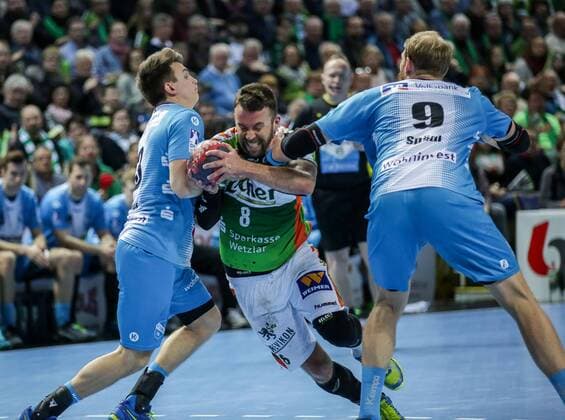 Bilder des Tages - SPORT Deutschland,Wetzlar, Rittal-Arena, 04.03.2017, Handball,DHB-Pokal,Viertelfinale, HSG Wetzlar - TVB 1898 Stuttgart Bild: li.Sascha Pfattheicher (TBV 1898 Stuttgart, 30),mi.Philipp Pöter (HSG Wertzlar, 8),re.Manuel Spaeth (TBV 1898 Stuttgart, 9) Copyright: HMBxMedia ThomasxJäger