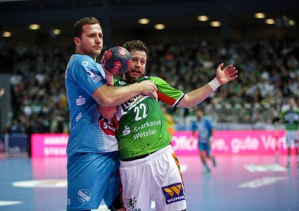 Deutschland,Wetzlar, Rittal-Arena, 04.03.2017, Handball,DHB-Pokal,Viertelfinale, HSG Wetzlar - TVB 1898 Stuttgart Bild: li.Alexander Heib (TBV 1898 Stuttgart, 23),re.Maximilian Holst (HSG Wertzlar, 22) Copyright: HMBxMedia ThomasxJäger