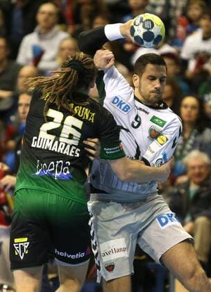 Handball - EHF-Pokal, Gruppe B, 10. Spieltag Füchse Berlin - Helvetia Anaitasuna Bild: Stipe Mandalinic gegen Dos Santos Maestro Oswaldo Handball - EHF-Pokal - Füchse Berlin - Helvetia Anaitasuna