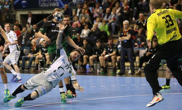 Handball - EHF-Pokal, Gruppe B, 10. Spieltag Füchse Berlin - Helvetia Anaitasuna Bild: Johan Koch gegen Nordlander Henrik Handball - EHF-Pokal - Füchse Berlin - Helvetia Anaitasuna
