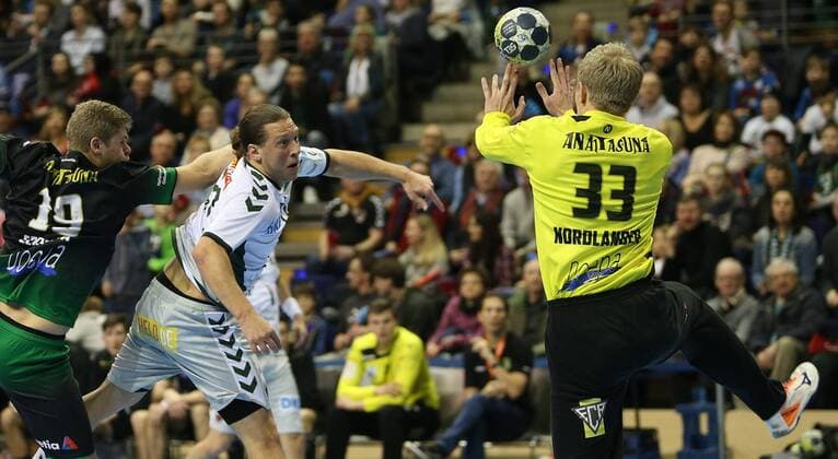 Handball - EHF-Pokal, Gruppe B, 10. Spieltag Füchse Berlin - Helvetia Anaitasuna Bild: Mattias Zachrisson gegen Nordlander Henrik Handball - EHF-Pokal - Füchse Berlin - Helvetia Anaitasuna