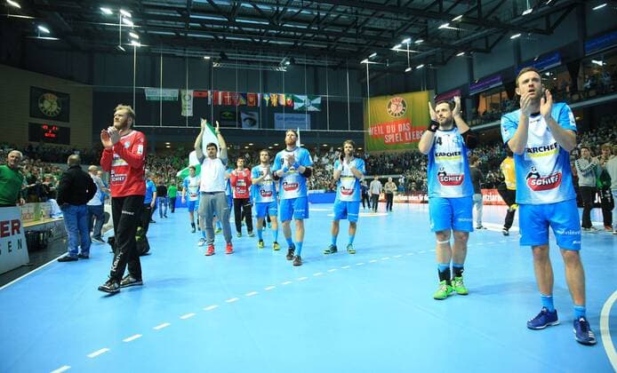 04.03, xfgx, Handball DHB-Pokal 1 4 Finale, HSG Wetzlar - TVB Stuttgart, emspor, v.l. ?nttäuschte STuttgarter bedanken sich bei ihren Fans Wetzlar