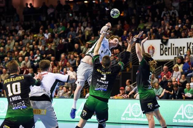 Handball, Herren, EHF-Pokal, Saison 2017 18, Gruppe B, Füchse Berlin - Helvetia Anaitasuna, Filipe Mota (Nr. 10, Helvetia Anaitasuna), Johan Koch (Nr. 77, Füchse Berlin), Oliver Milde (Nr. 5, Füchse Berlin), Antonio Bazan (Nr. 3, Helvetia Anaitasuna), Oswaldo Dos Santos (Nr. 26, Helvetia Anaitasuna), 04.03.18, Copyright: xMichaelxHundtx xMatthiasxKochx
