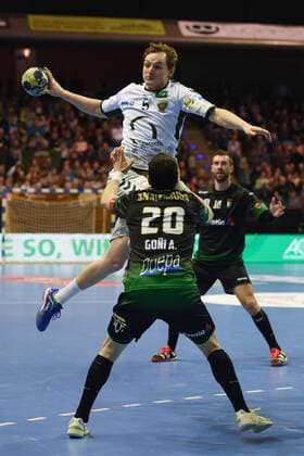 Handball, Herren, EHF-Pokal, Saison 2017 18, Gruppe B, Füchse Berlin - Helvetia Anaitasuna, Miguel Goni (Nr. 20, Helvetia Anaitasuna), Oliver Milde (Nr. 5, Füchse Berlin), 04.03.18, Copyright: xMichaelxHundtx xMatthiasxKochx