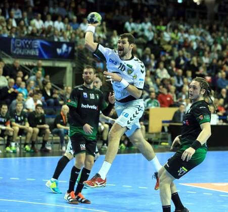 GER, EHF Cup 2018, FUECHSE BERLIN VS. Helvetia Anaitasuna 04.03.2018, Max Schmeling Halle, Berlin, GER, EHF Cup 2018, FUECHSE BERLIN VS. Helvetia Anaitasuna, im Bild Jakov Gojun (Fuechse Berlin 10) , Oswaldo Maestro (Helvetia Anaitasuna 26)