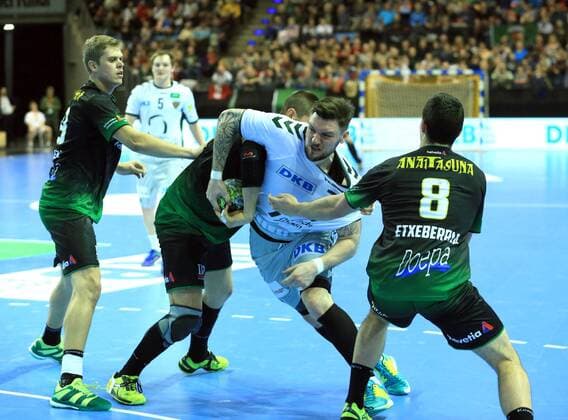 GER, EHF Cup 2018, FUECHSE BERLIN VS. Helvetia Anaitasuna 04.03.2018, Max Schmeling Halle, Berlin, GER, EHF Cup 2018, FUECHSE BERLIN VS. Helvetia Anaitasuna, im Bild Johan Koch (Fuechse Berlin 77), Xabier Etxeberria (Helvetia Anaitasuna 8)