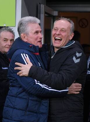 Themen der Woche - SPORT Bilder des Tages - SPORT Fussball 1.Bundesliga Saison 2017 2018 25. Spieltag SC Freiburg - FC Bayern Muenchen 04.03.2018 Trainer Christian Streich (re, SC Freiburg) umarmt Trainer Jupp Heynckes (li, FC Bayern Muenchen) Freiburg *** Soccer 1 Bundesliga Season 2017 2018 25 Round SC Freiburg Muenchen 04 03 2018 Coach Christian Streich re SC Freiburg embraces coach Jupp Heynckes left FC Bayern Muenchen Freiburg 