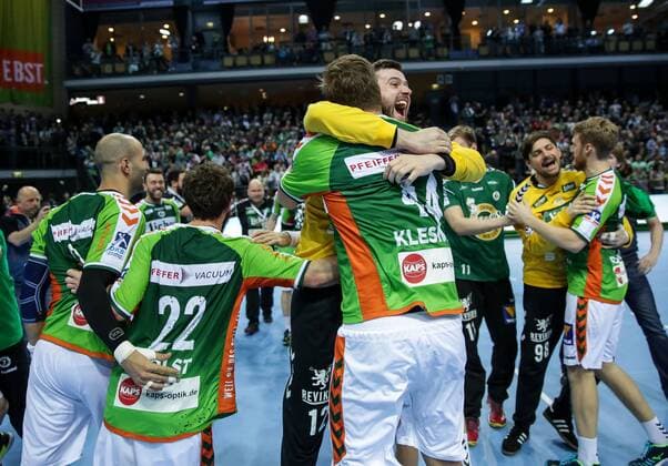 Deutschland,Wetzlar, Rittal-Arena, 04.03.2017, Handball,DHB-Pokal,Viertelfinale, HSG Wetzlar - TVB 1898 Stuttgart Bild: vo.Evars Klesniks (HSG Wertzlar, 44),hi.Torwart: Benjamin Buric (HSG Wertzlar, 12) liegen sich nach dem Sieg in den Armen Copyright: HMBxMedia ThomasxJäger