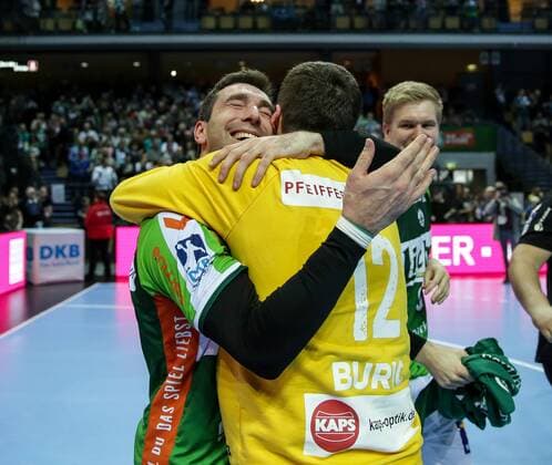 Bilder des Tages - SPORT Bilder des Tages - SPORT Deutschland,Wetzlar, Rittal-Arena, 04.03.2017, Handball,DHB-Pokal,Viertelfinale, HSG Wetzlar - TVB 1898 Stuttgart Bild: vo.Torwart: Benjamin Buric (HSG Wertzlar, 12) und hi.Filip Mirkulovski (HSG Wertzlar, 13) liegen sich nach dem Sieg in den Armen Copyright: HMBxMedia ThomasxJäger