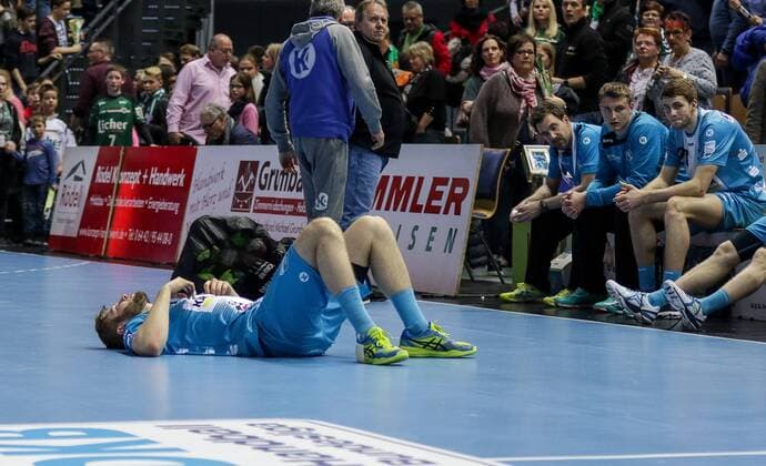 Deutschland,Wetzlar, Rittal-Arena, 04.03.2017, Handball,DHB-Pokal,Viertelfinale, HSG Wetzlar - TVB 1898 Stuttgart Bild: Samuel Röthlisberger (TBV 1898 Stuttgart, 17) liegt nach der Niederlage auf dem Boden Copyright: HMBxMedia ThomasxJäger