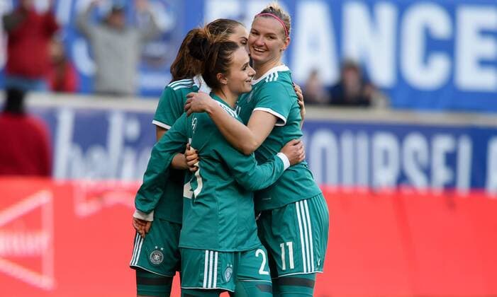 Bilder des Tages - SPORT March 4, 2018 - Harrison, NJ, USA - Harrison, N.J. - Sunday March 04, 2018: Germany celebrates their goal during a 2018 SheBelieves Cup match between the women s national teams of the Germany (GER) and England (ENG) at Red Bull Arena. Germany celebrates their goal - ZUMAt139 20180304_zaa_t139_152 Copyright: xBradxSmithx