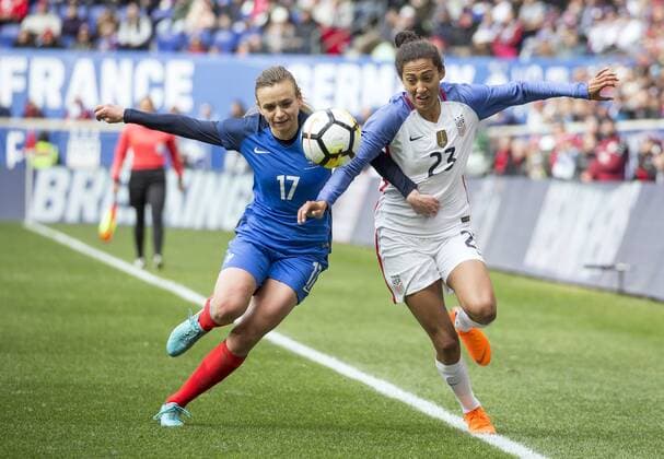 Bilder des Tages - SPORT HARRISON, NJ - MARCH 04: Marion Torrent (17) of France and Christen Press (23) of the USWNT battles for the ball during a She Believes Cup match between the USWNT and France on March 04, 2018, at Red Bull Arena, in Harrison, N.J. The game ended in a 1-1 tie. (Photo by Tony Quinn Icon Sportswire) SOCCER: MAR 04 SheBelieves Cup - USA v France Icon25518030484 EDITORIAL USE ONLY