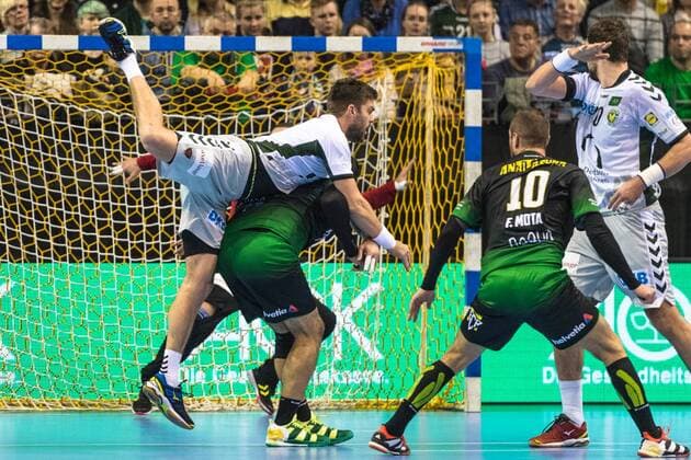 04.03.18 Füchse Berlin - Helvetia Anaitasuna, , EHF-Cup, Handball, Gruppenphase, Männer, Saison 2017 18 Bild: mit allem was er hat RL Drago Vukovic (Füchse Berlin) Nr. 6 (l.)